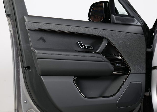 2025 Land Rover Range Rover Sport SE photo 18