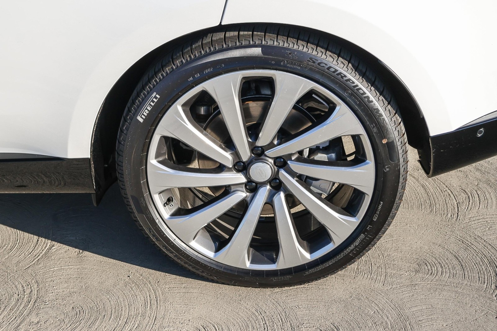 2025 Land Rover Range Rover SE photo 6