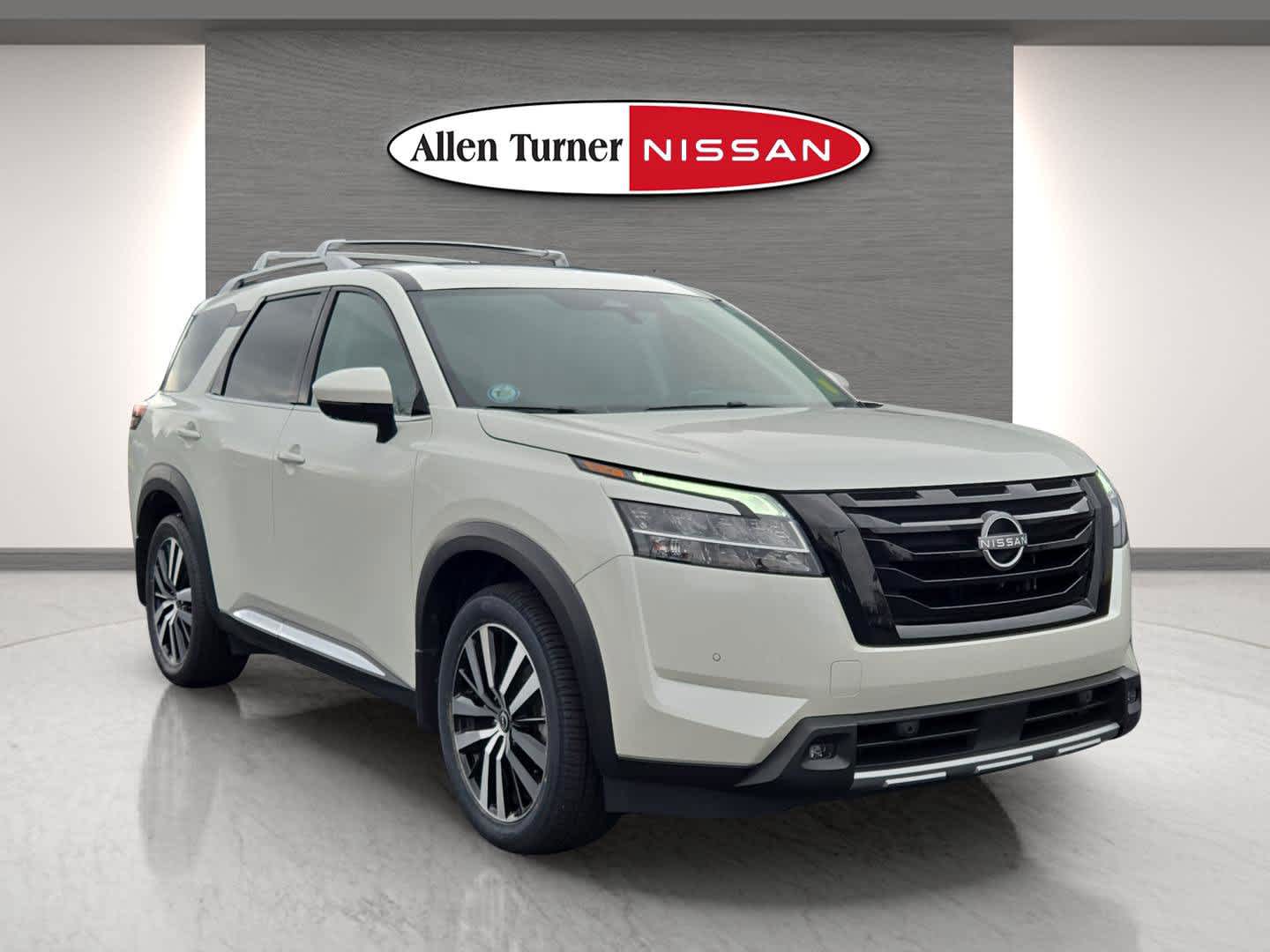 2024 Nissan Pathfinder Platinum's photo