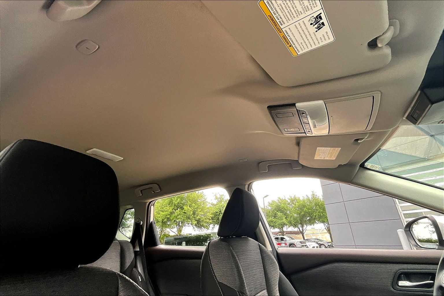 2022 Nissan Rogue SV photo 11