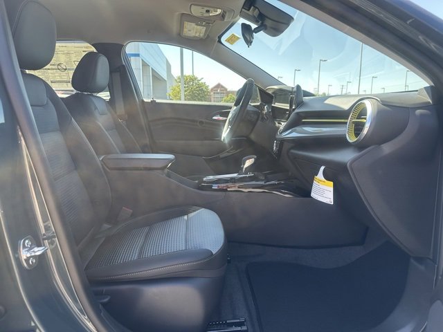 2025 Chevrolet Trax LT photo 14