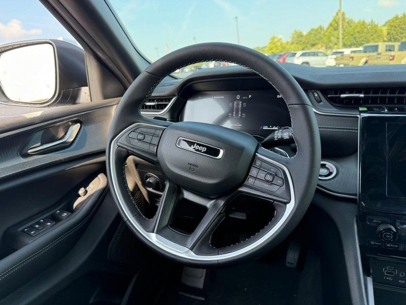 2025 Jeep Grand Cherokee Laredo X photo 6