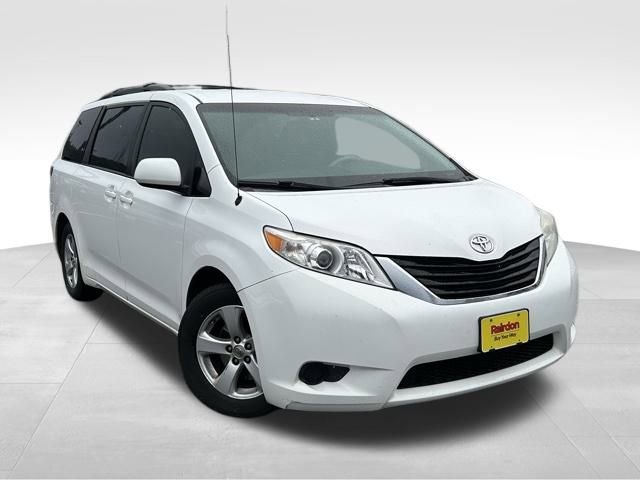 2014 Toyota Sienna LE's photo