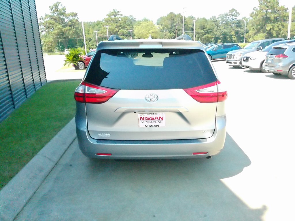 2018 Toyota Sienna XLE photo 4