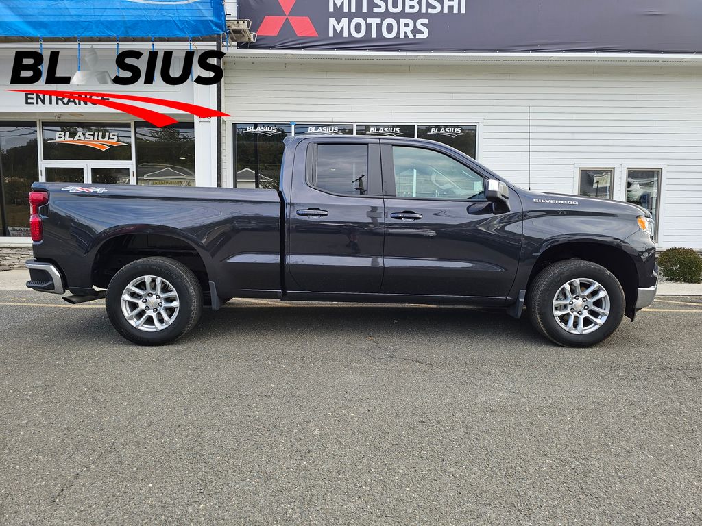 2022 Chevrolet Silverado 1500 LT photo 2