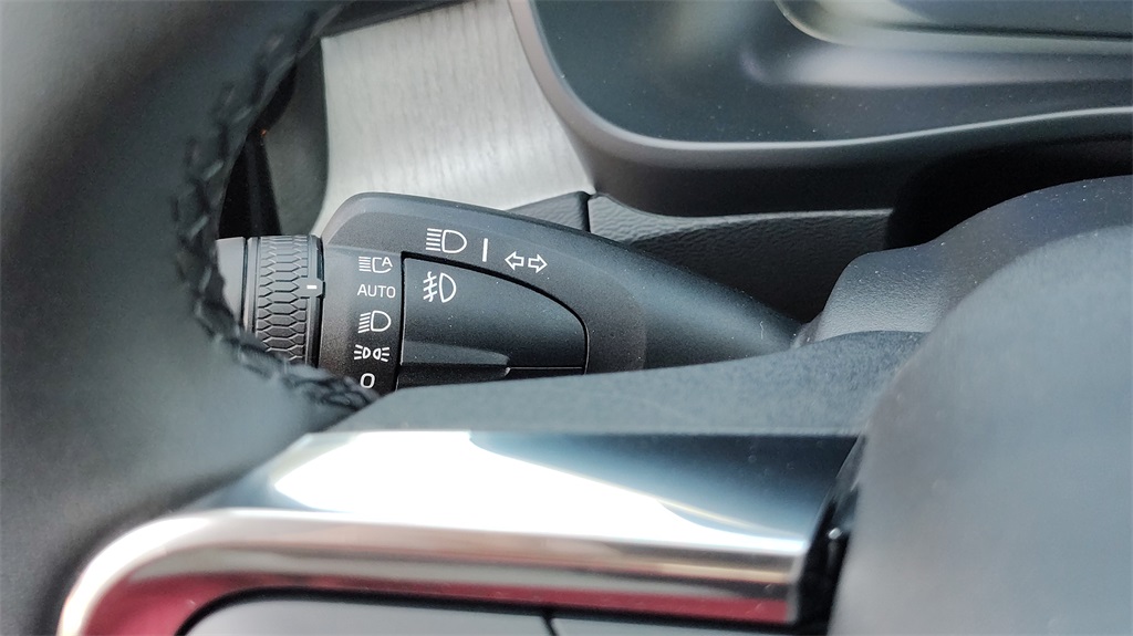 2026 Volvo XC40 Core photo 15