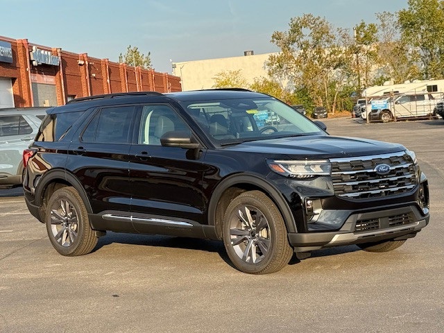 2025 Ford Explorer photo 2