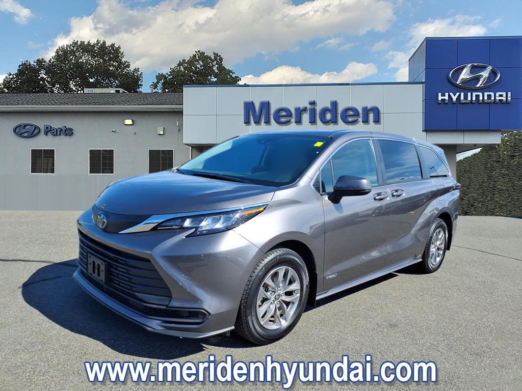 2021 Toyota Sienna LE's photo