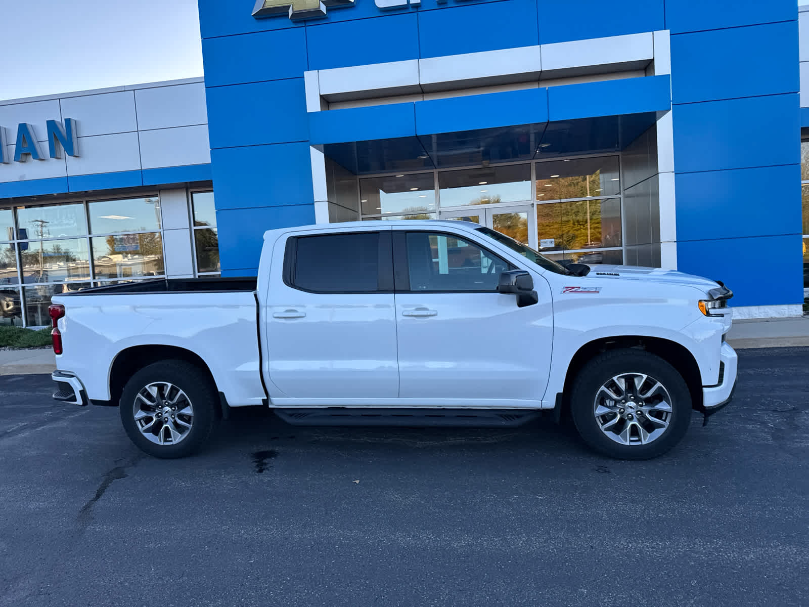 2022 Chevrolet Silverado 1500 RST photo 2