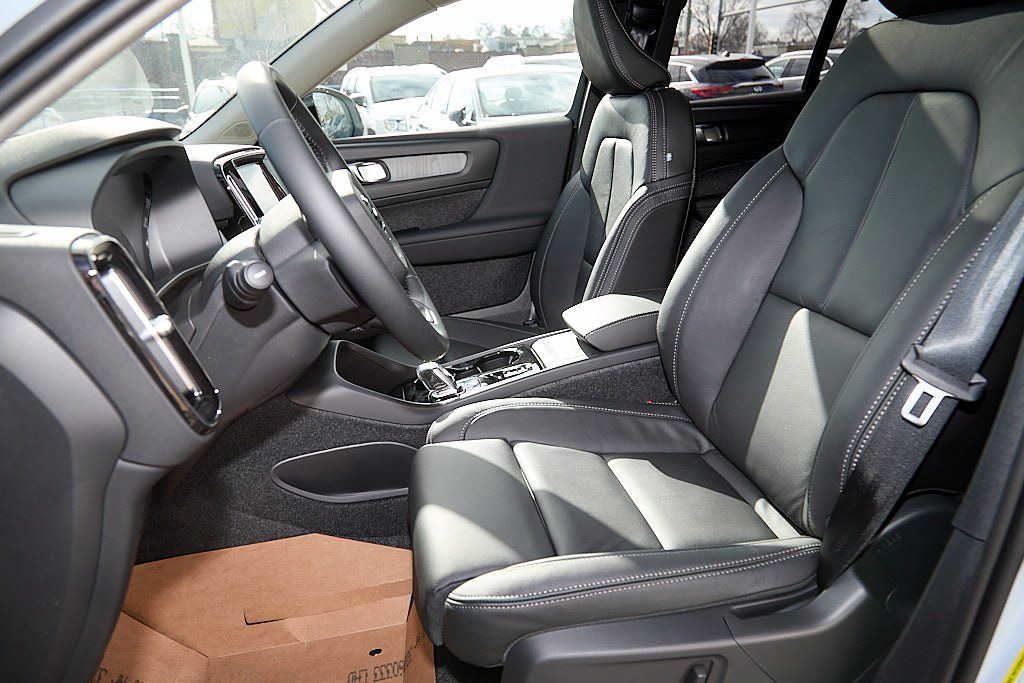 2026 VOLVO XC40 - Image 13