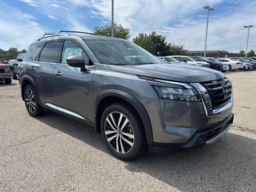 2025 Nissan Pathfinder Platinum's photo