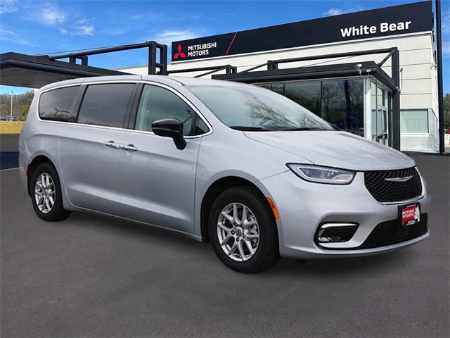 2024 Chrysler Pacifica Touring L's photo