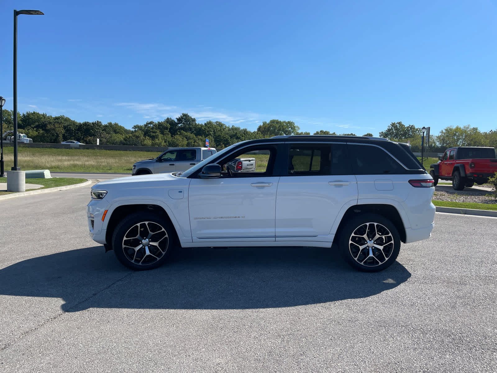 2022 Jeep Cherokee Summit 4xe photo 5