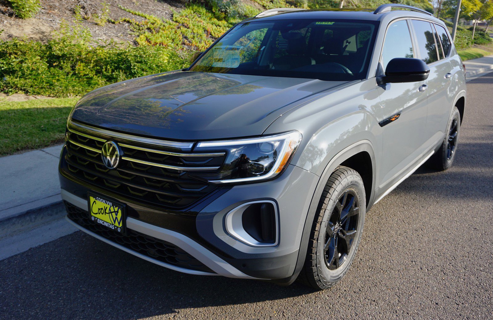 2025 Volkswagen Atlas Peak Edition photo 3