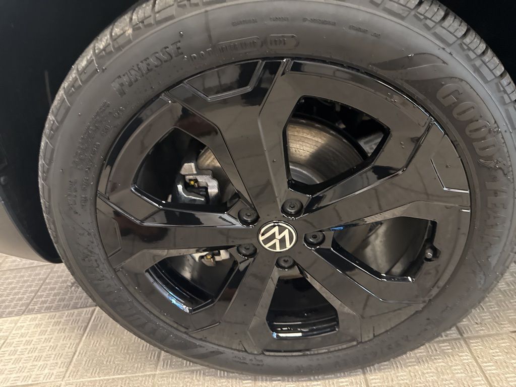 2025 Volkswagen Taos SE photo 3