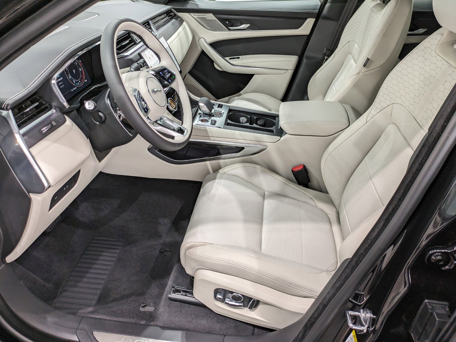 2025 Jaguar F-PACE R-Dynamic S P250 photo 6