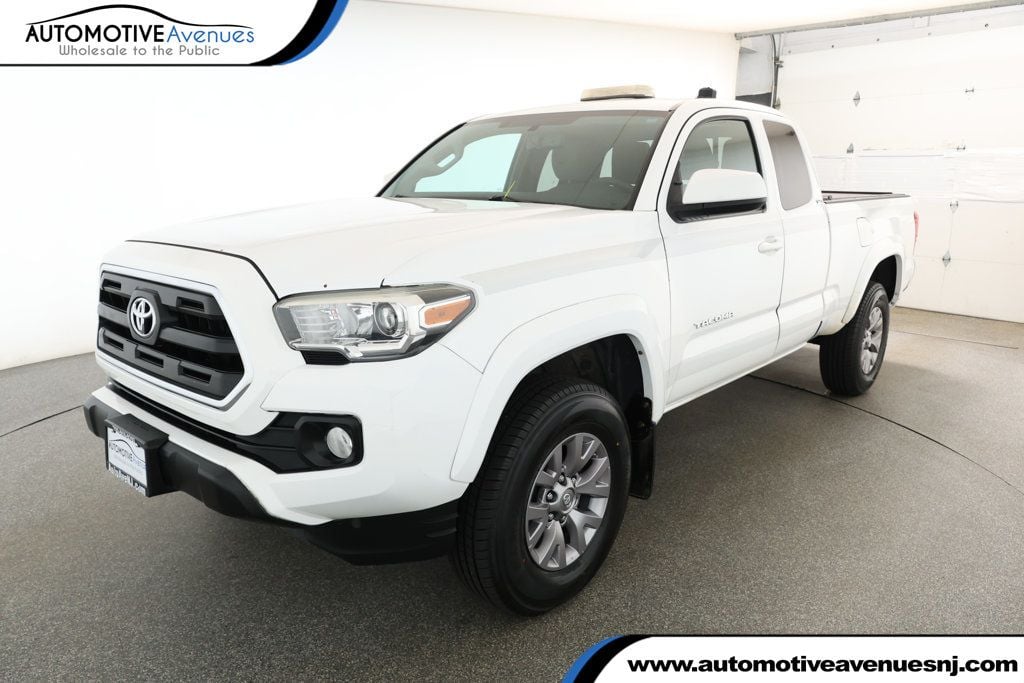 2017 Toyota Tacoma SR5's photo