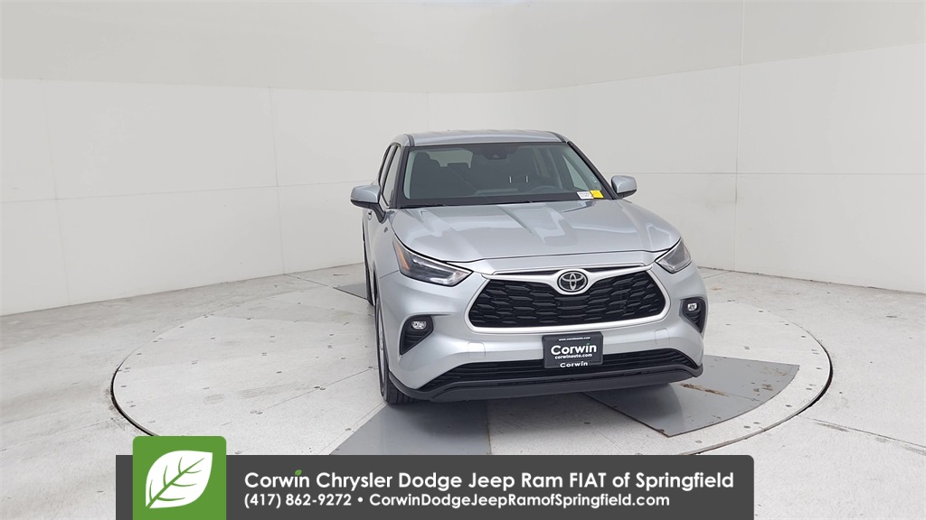 2024 Toyota Highlander LE photo 4