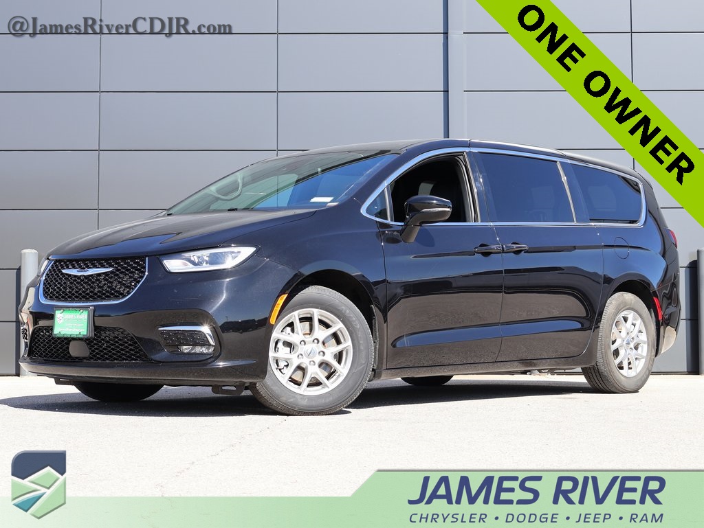 2025 Chrysler Pacifica Select's photo