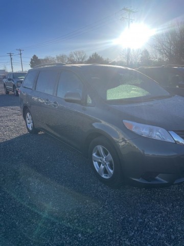 2013 Toyota Sienna LE's photo