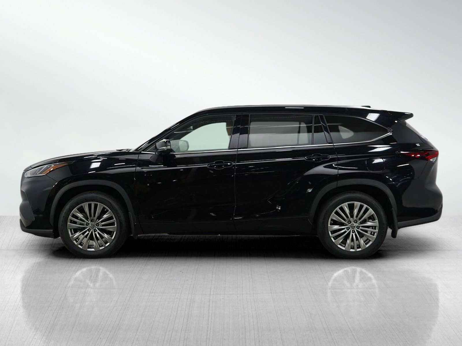 Used 2024 Toyota Highlander Platinum with VIN 5TDKDRBH2RS568944 for sale in Bloomington, Minnesota