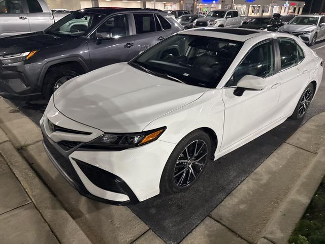2021 Toyota Camry SE's photo