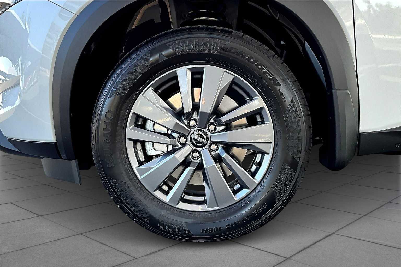 2025 Nissan Pathfinder SV photo 11