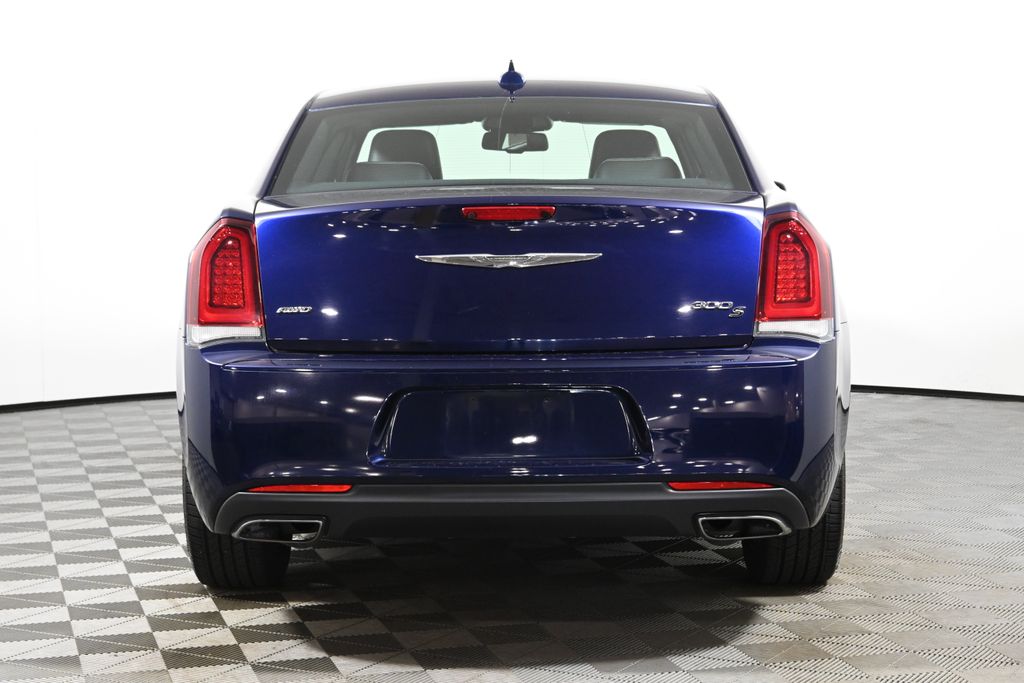 2017 Chrysler 300 S photo 6
