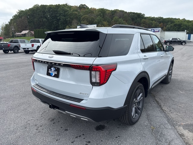 2025 Ford Explorer photo 4