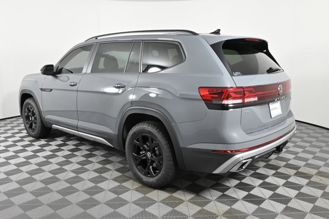 2025 Volkswagen Atlas Peak Edition SE photo 3