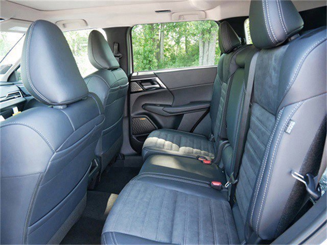 2025 Mitsubishi Outlander SE photo 4