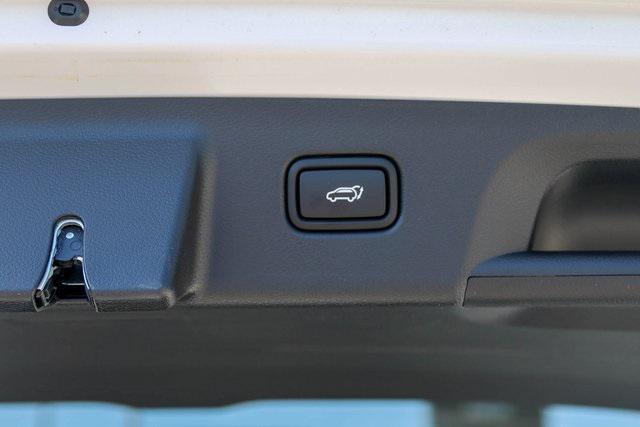 New 2025 White Hyundai SEL FWD image 7