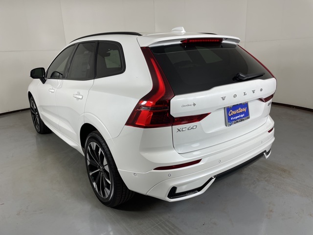 2026 Volvo XC60 Plus photo 6