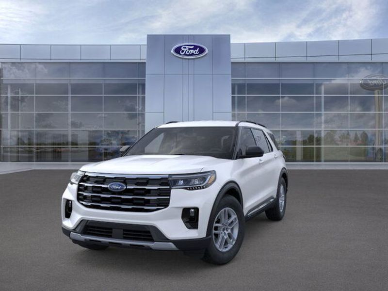 2025 Ford Explorer photo 2
