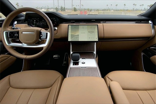 2025 Land Rover Range Rover SE photo 3