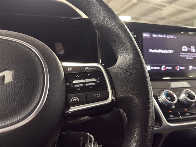 2023 Kia Sorento LX photo 17