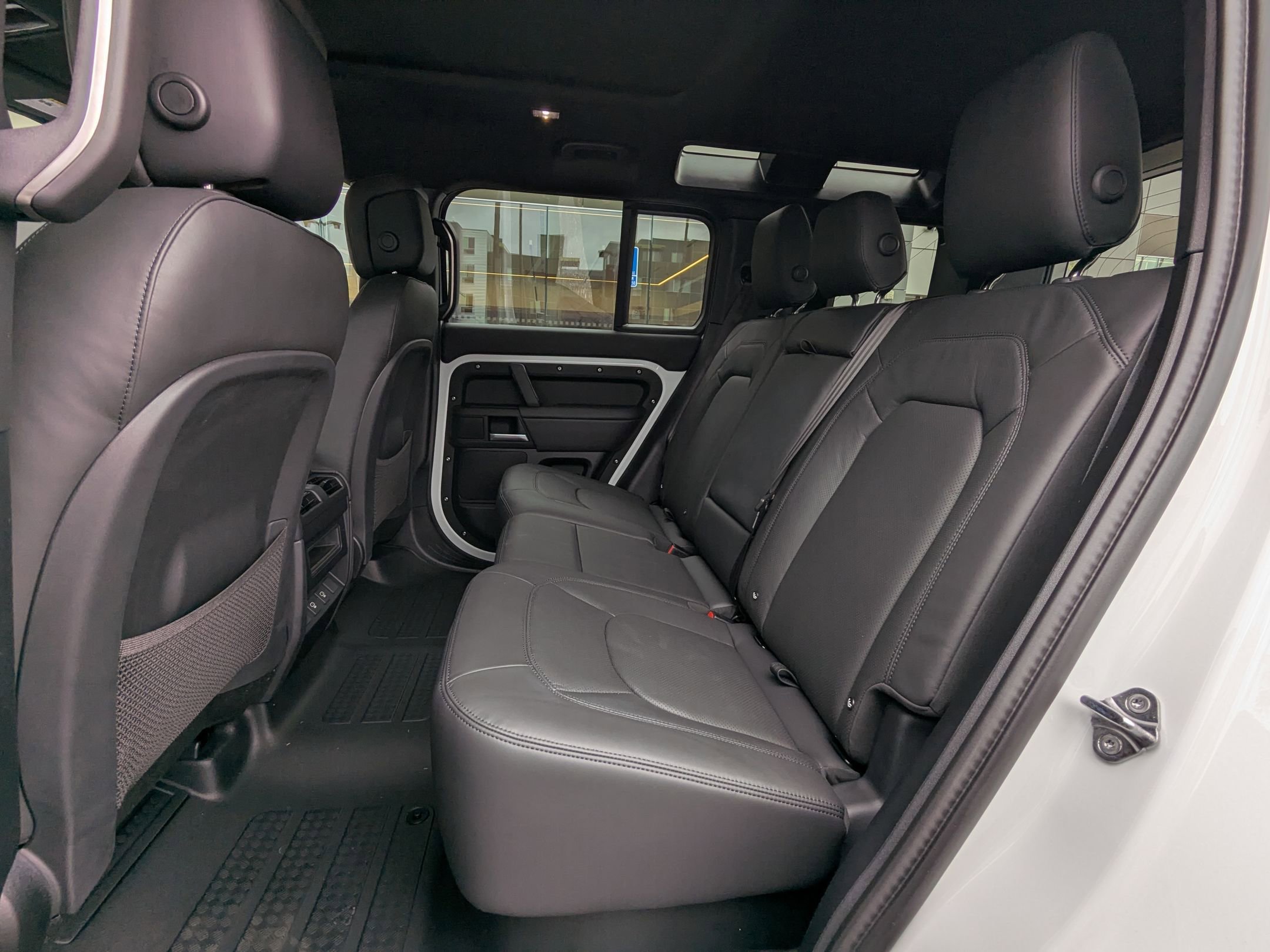 2025 Land Rover Defender 110 X-Dynamic SE photo 15