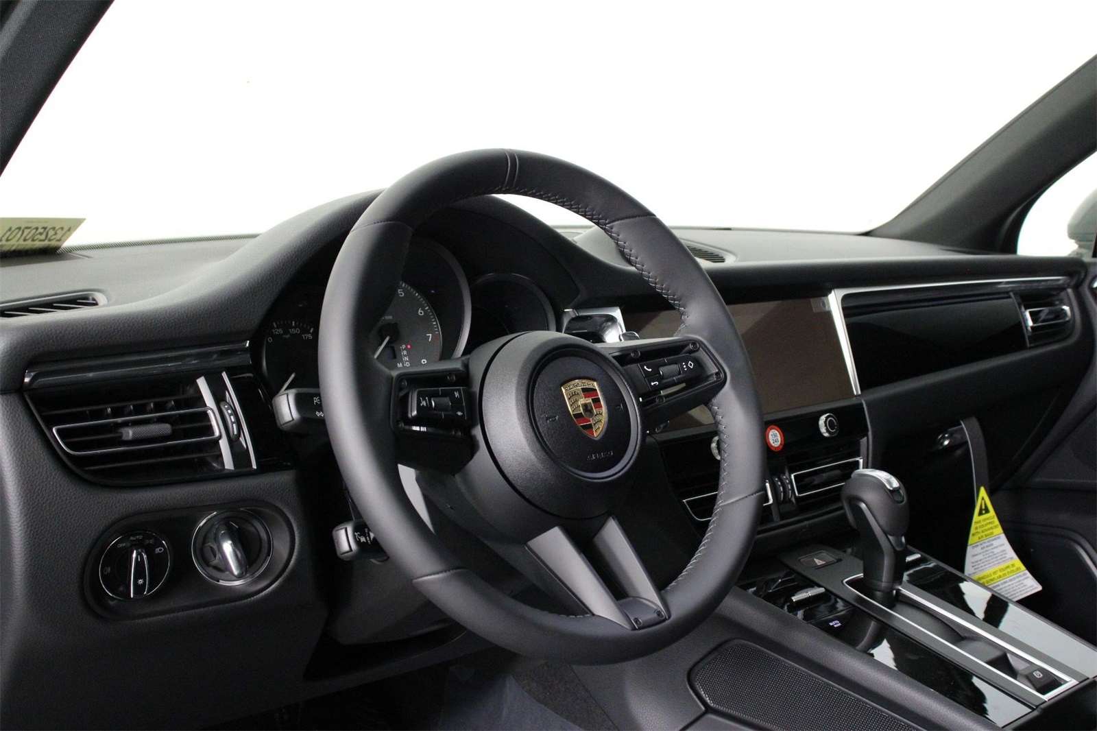 2025 Porsche Macan S photo 4
