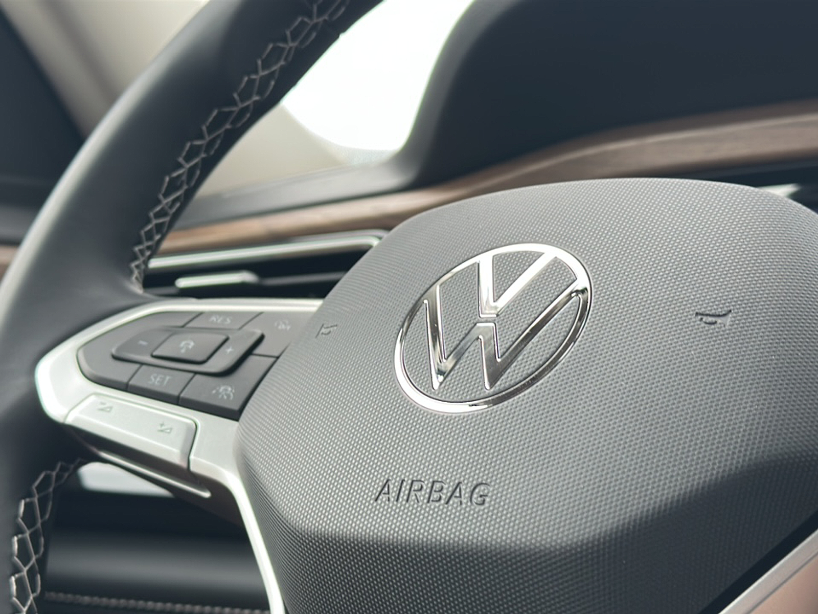 2025 Volkswagen Atlas SE Technology photo 11