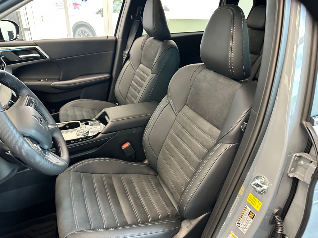 2025 Mitsubishi Outlander SE Ralliart photo 14