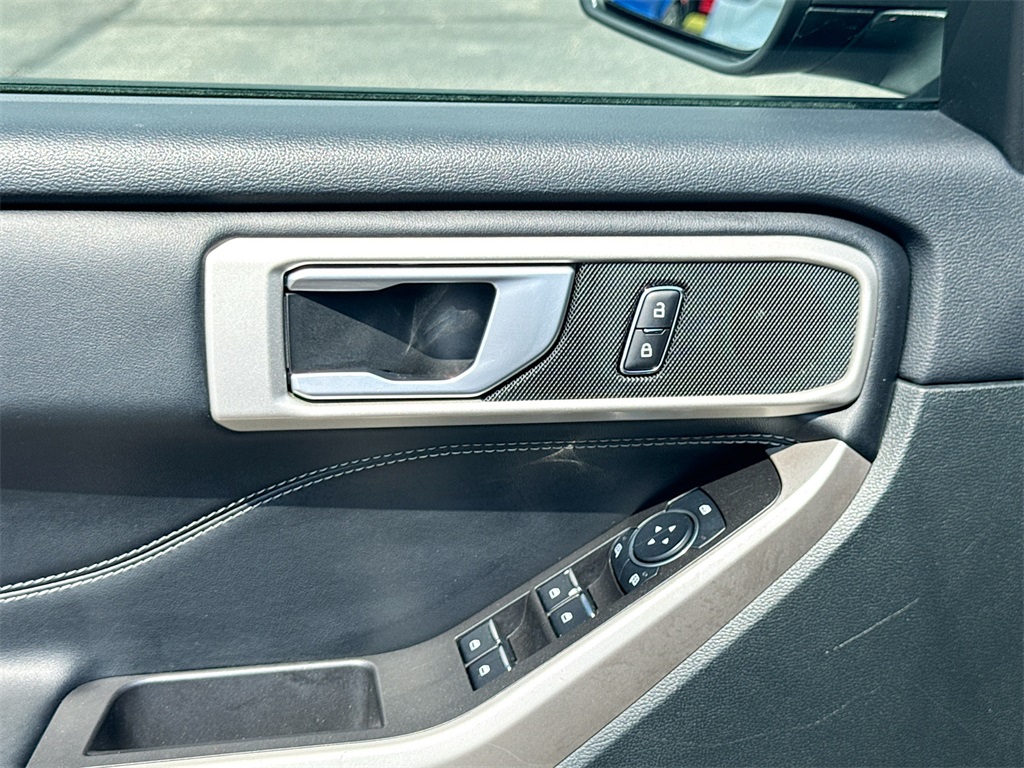 2023 Ford Explorer XLT photo 12
