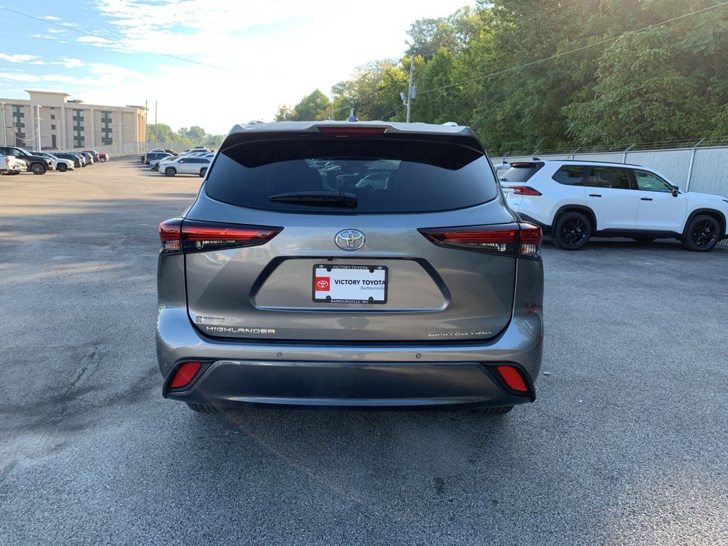 2025 Toyota Highlander Limited photo 4