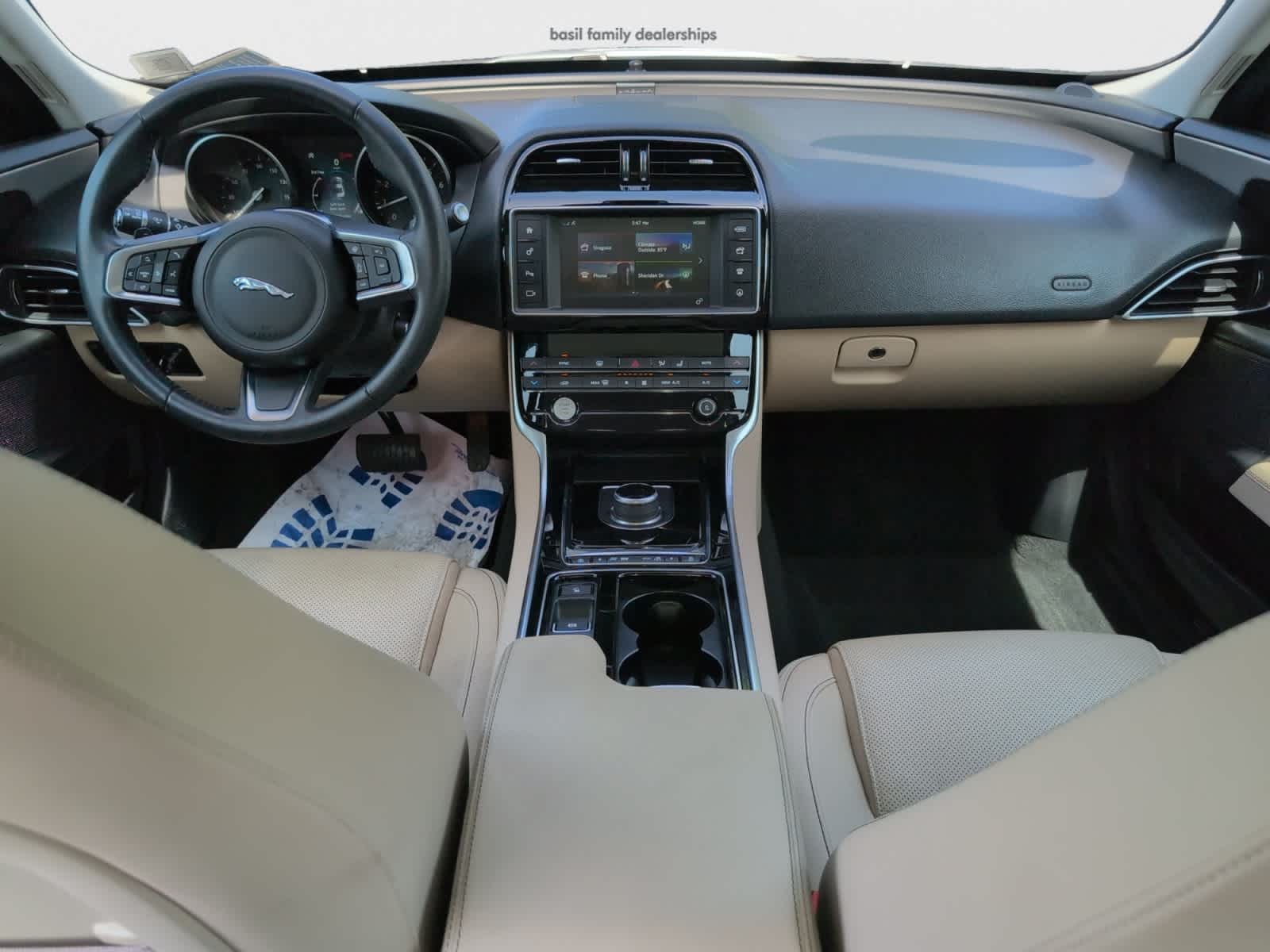 2018 Jaguar XE Prestige photo 12