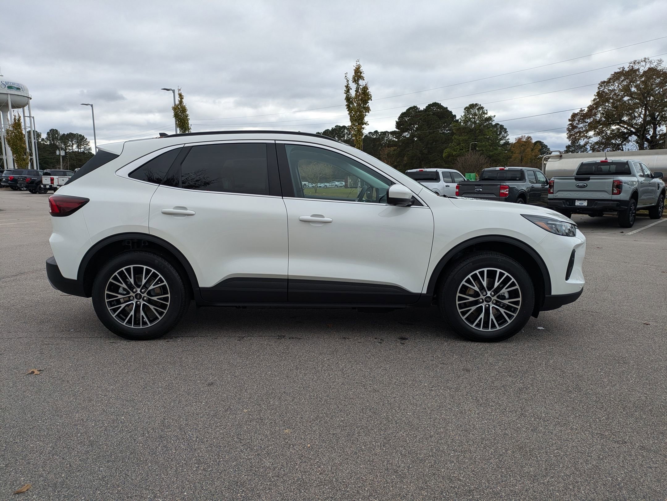 2025 Ford Escape Plug-In Hybrid photo 3