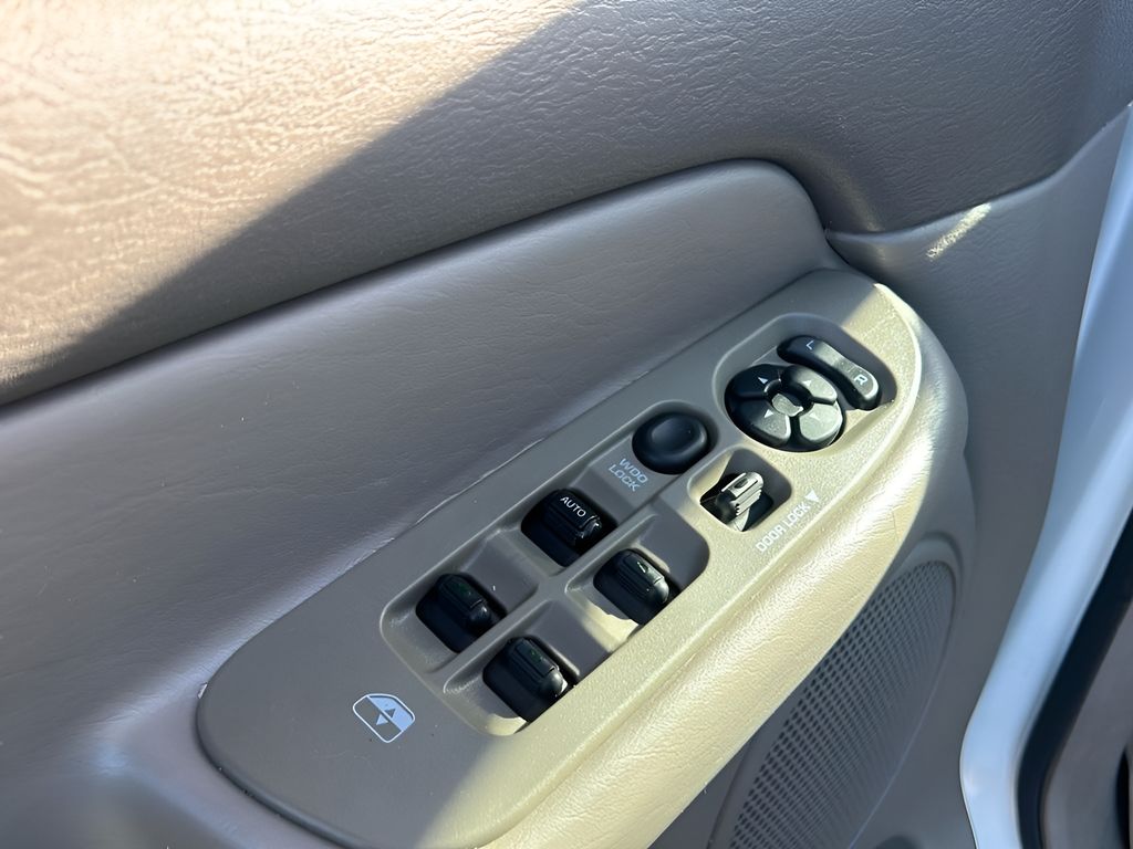 2004 Dodge Ram SLT photo 18