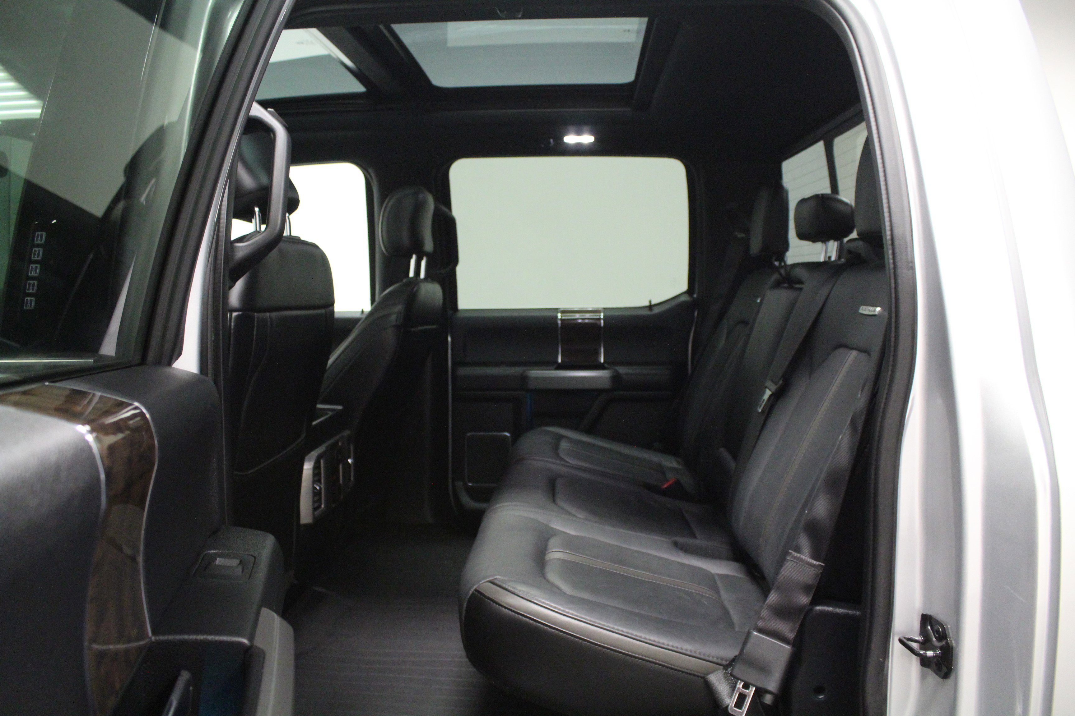 2016 Ford F-150 Platinum photo 12
