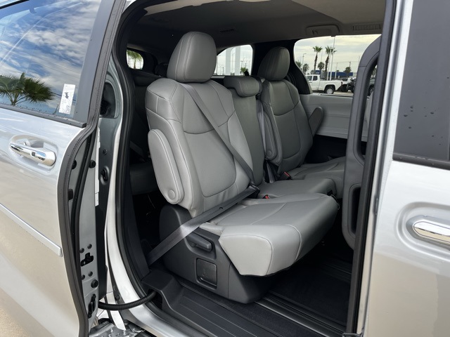 2025 Toyota Sienna XLE photo 16