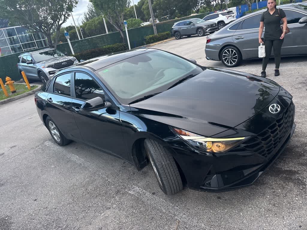 2023 Hyundai Elantra SE photo 3