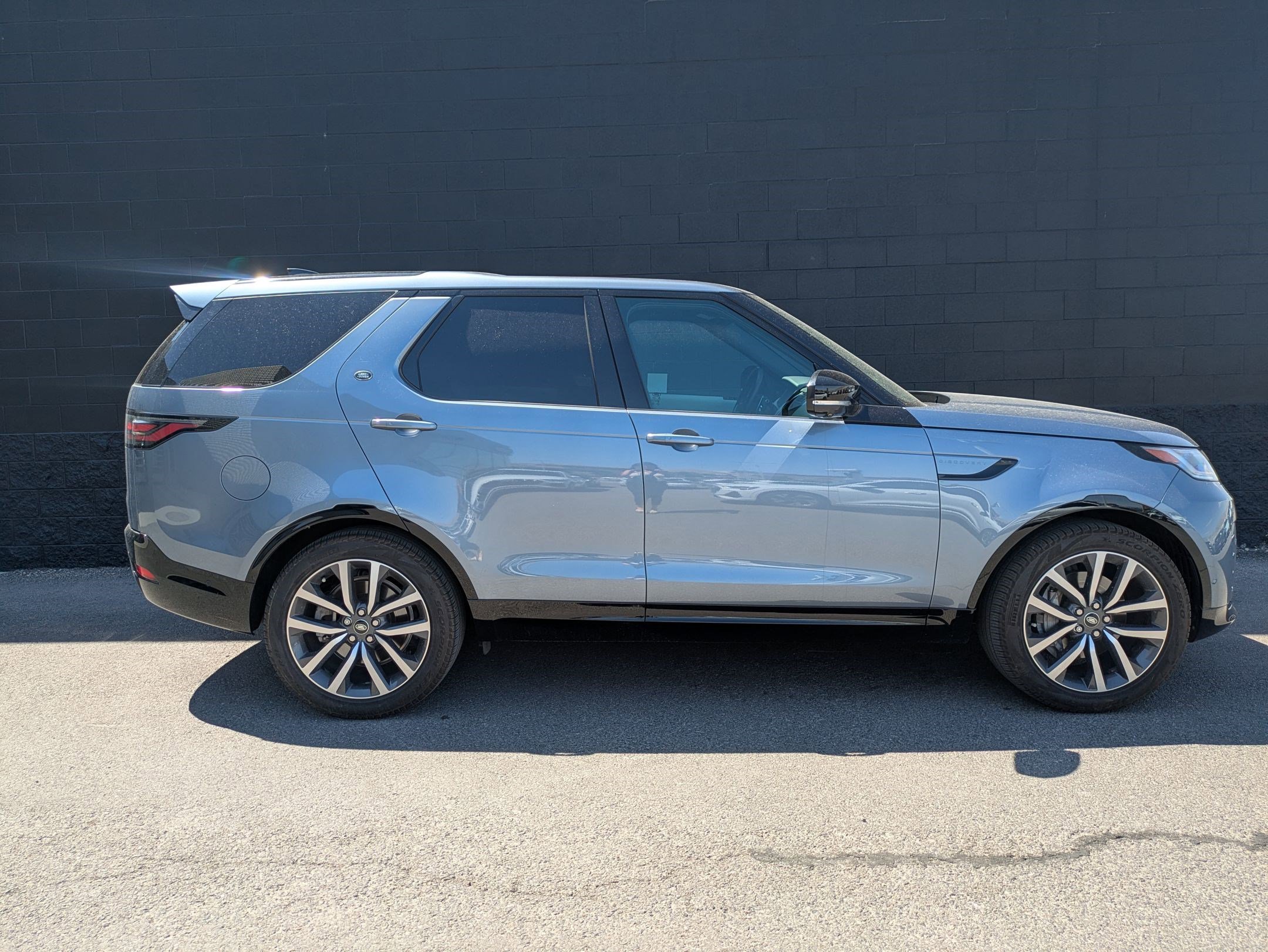 2023 Land Rover Discovery P300 S S R-Dynamic photo 3