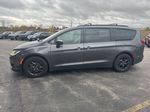 2018 Chrysler Pacifica Touring L photo 2